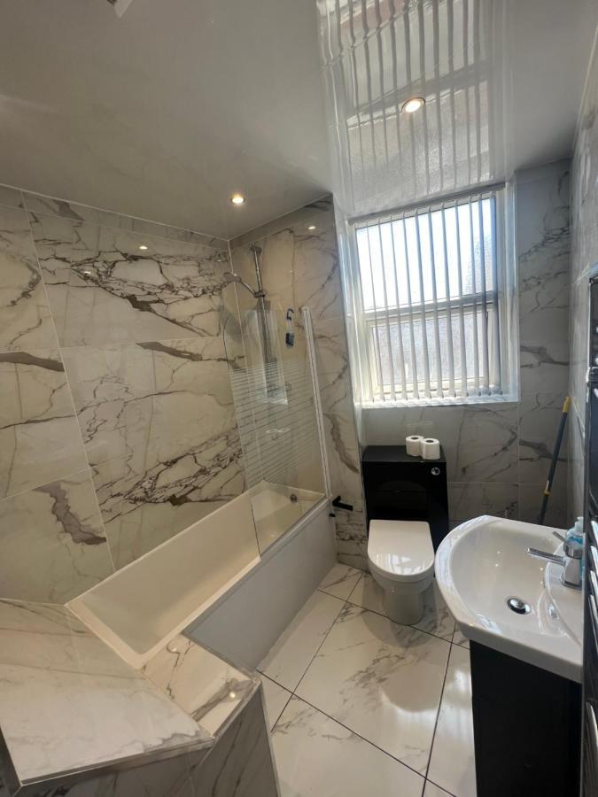 West 3 Bedroom Large & Modern Appartement *
