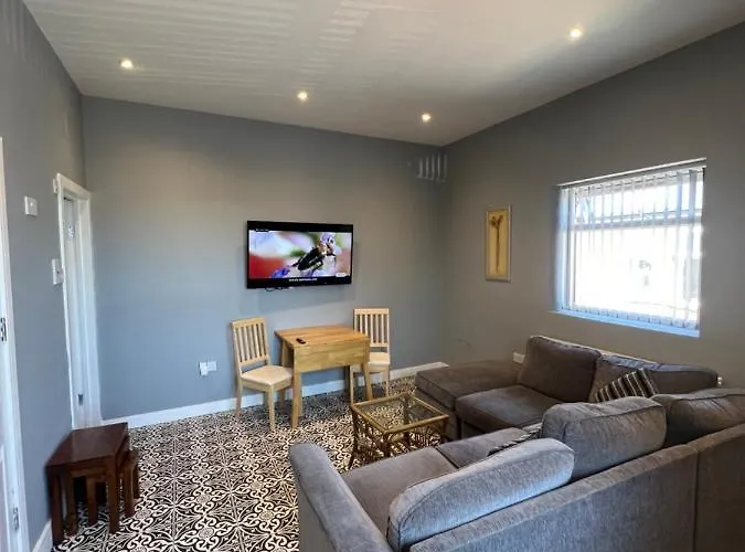 City West Apartments 3 Bedroom Large & Modern Apartment