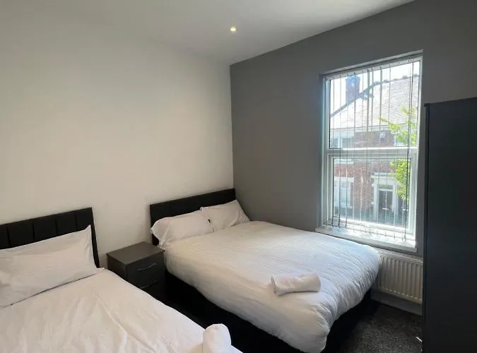 City West Apartments 3 Bedroom Large & Modern Apartment